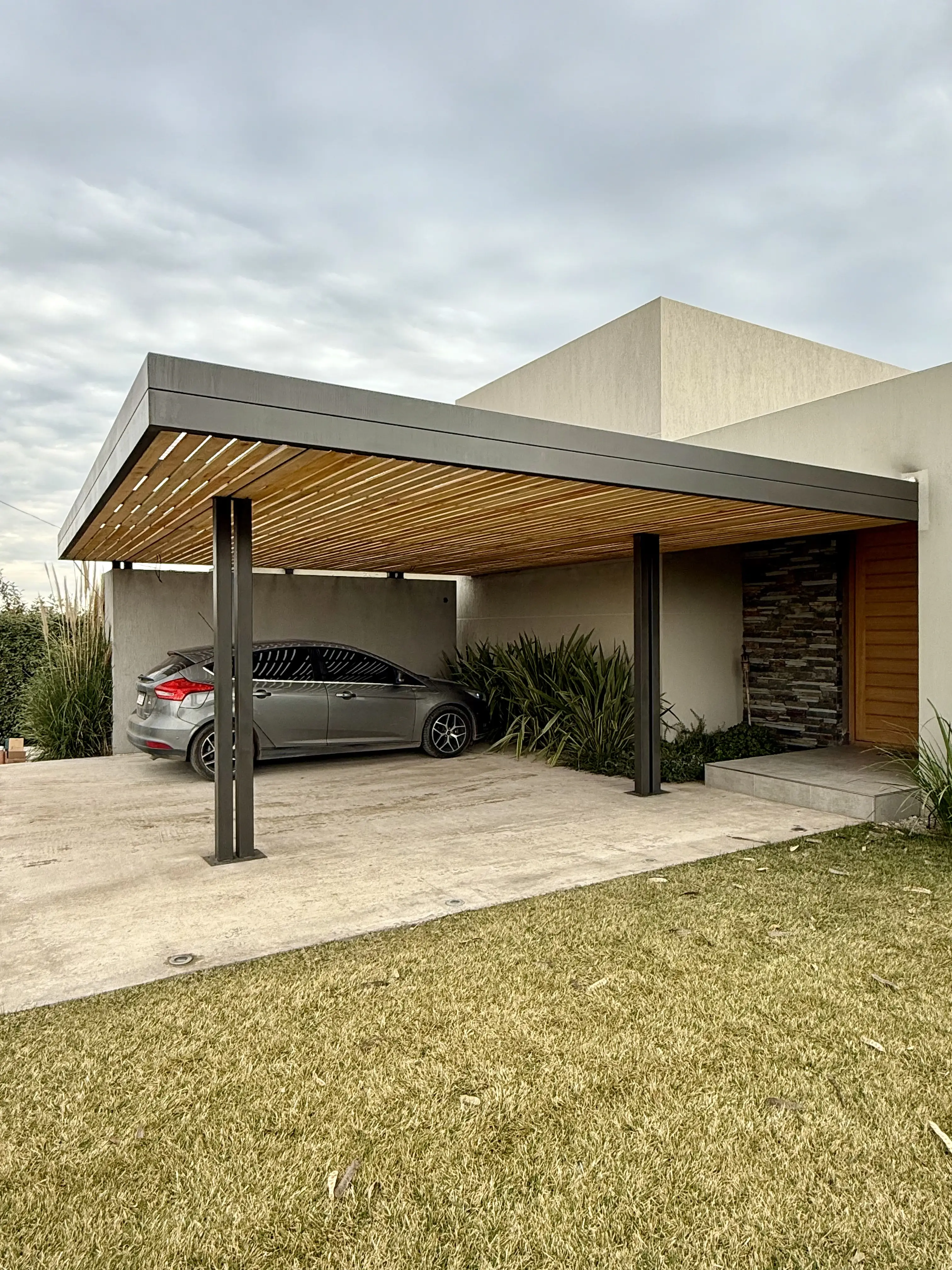 Pérgola de hierro a medida instalada en exterior de vivienda en Buenos Aires