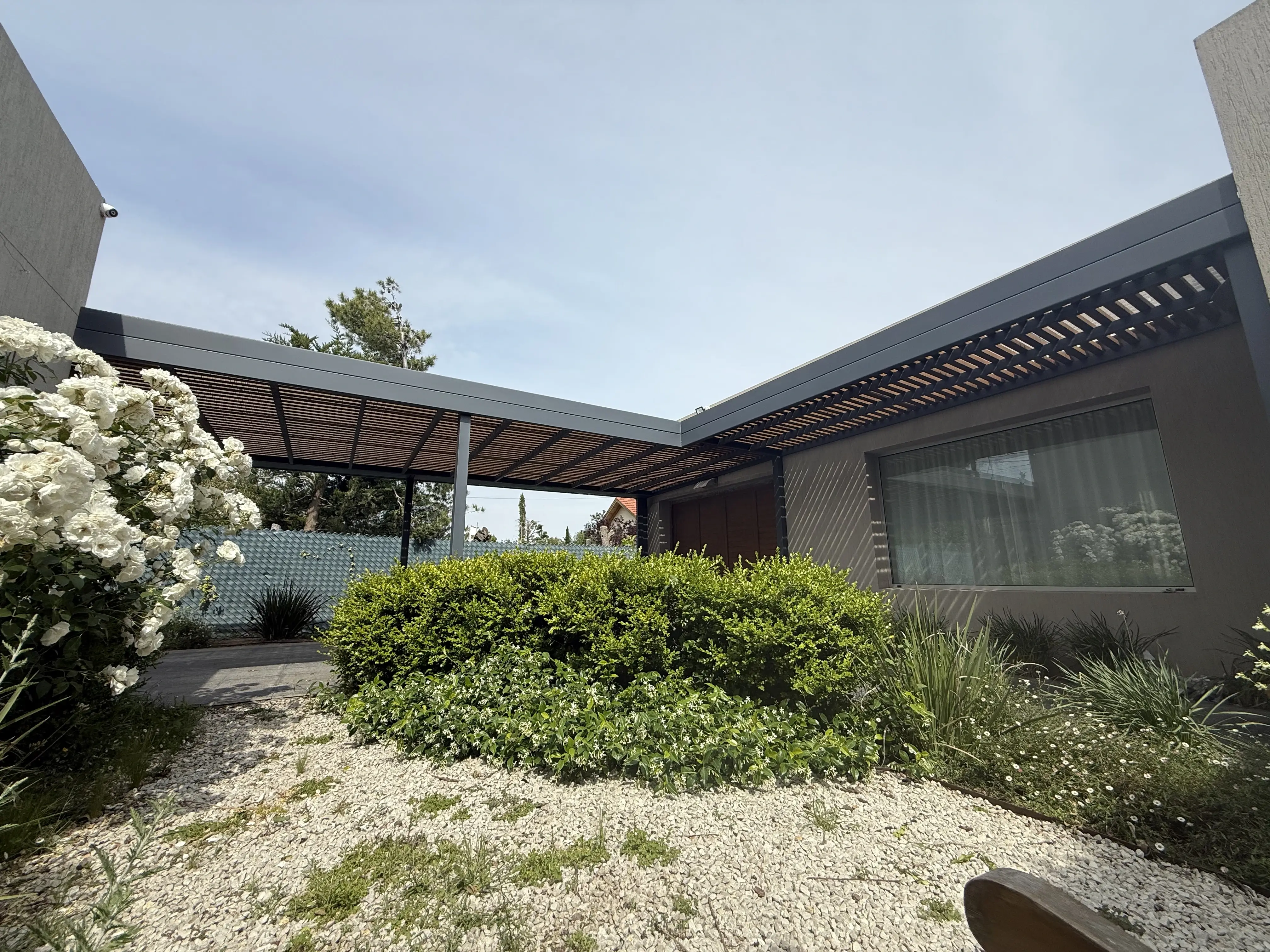 Pérgola de hierro y madera realizada a medida por Rocha Herrería en Buenos Aires